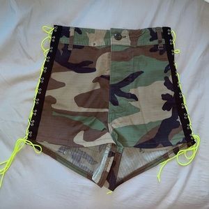 LF camo side tie shorts